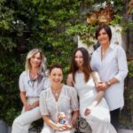 Elena Rivera Instagram – Hay proyectos que además de bonitos, son necesarios.
Ojalá ayude (y me ayudéis) a dar visibilidad a este.
Madres luchadoras que combaten con sus hijos esta dura enfermedad. Espero que esto les ayude a no sentirse solas en este camino, a que sepan que siempre hay gente apoyándolas y dispuestas a echar una mano. Y espero que, con iniciativas así, esas madres puedan conocer historias similares a las suyas de las que puedan sacar enseñanzas que les den fuerzas. Y que, aunque las circunstancias sean complicadas, esos niños puedan encontrar una sonrisa.

@juegaterapiaorg 
💎@lehona_jewellbeing ➡️ todos los beneficios de #LehonaXJuegaterapia irán destinados a ayudar a niños con cáncer.

@theorganicpath_ 
📸 @felixvaliente 
💄 @noeminohales 
👗 @carladeaguilar 
@sandroparis