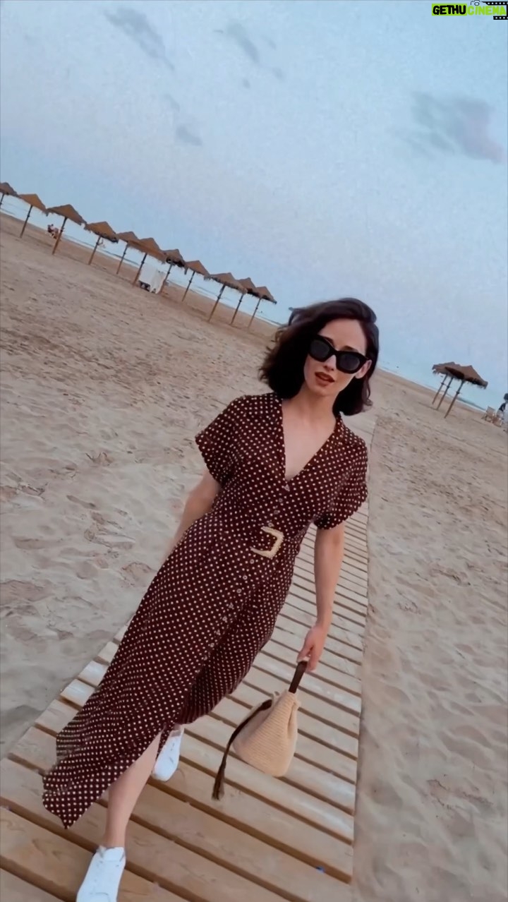 Elena Rivera Instagram - Tuve un flechazo con este vestido nada más verlo💘 (y me lo tuve que comprar, claro). ¿Sabéis en qué MÍTICA película aparece un vestido con un diseño parecido? 😏 🤎🤍🤎🤍🤎