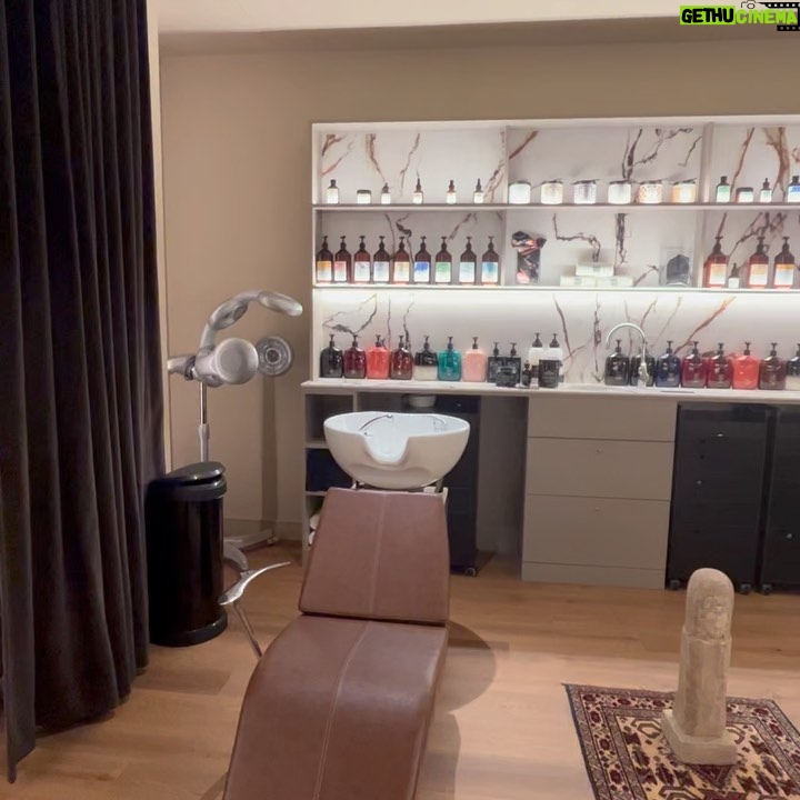 Elena Rivera Instagram - Ya de vuelta después de un par de días de relax y desconexión en Bilbao. En buena (y cómplice 😏) compañía y con los inmejorables cuidados y atenciones de @henaowellnessclinic Qué más se le puede pedir a un inicio de semana?🥰🥰🥰 Gracias @bellezaenvena y @aitor20ocio ♥️