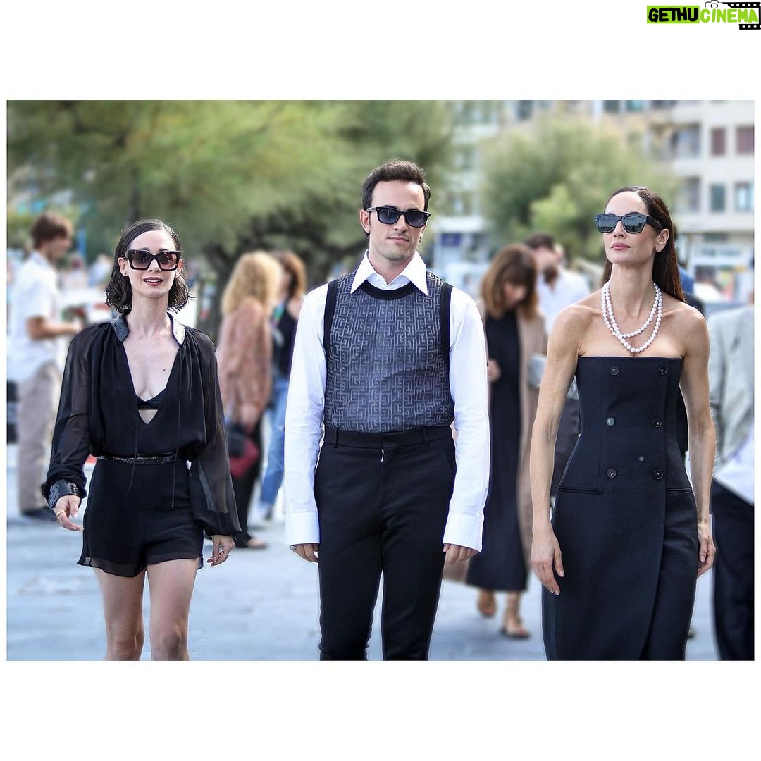 Elena Rivera Instagram - Bonita presentación en el @sansebastianfes de #CamiloSuperstar... con este equipazo. Gracias a todos por el cariño y gracias a @atresmediacom y @buendiaestudios por la confianza. El 19 de noviembre, estreno en @atresplayer. Espero que os guste 🤍 SPOILER: canto en la serie 🎙️ 📸 @meryvillanueva_ Donostia Zinemaldia - Festival de San Sebastián