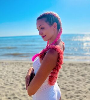 Eleonora Albrecht Instagram - Acconciature estive… che ne pensate??? 🎀👩🏻‍🎤

#musicrelease #newmusic #music #spotify #musician #musicproducer #newrelease #songwriter #newmusicalert #musicvideo #indiemusic #applemusic #singer #newmusicrelease #newmusicfriday #artist #recordlabel #release #dancemusic #soundcloud #singlerelease #newsingle #recordingartist #newsong #electronicmusic #producer #singersongwriter #rapper #independentmusic #newartist
