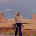 Eleonora Albrecht Instagram - Una delle tappe che consiglio a chiunque di visitare, la Monument Valley, un luogo in cui non c’è nulla che noi italiani possiamo aver visto nel nostro Paese. Un posto che si può capire solo andandoci, camminandoci, vedendo da vicino le rocce, i totem, le montagne. Paesaggio pieni di misticismo, c’è una energia che è percepibile in quel deserto rosso. Peccato per le persone del luogo poco gentili coi turisti, ma vabbè. 💕 Thanks @saragiunti_official per aver completato il mio look #travelusa #travel #usa #travelphotography #travelgram #usatravel #america #roadtrip #unitedstates #monumentvalley #arizona #visitusa #travelblogger #roadtripusa #traveltheworld #nature #traveladdict #oara #photooftheday #exploreusa #california #instatravel #adventure #visittheusa #vacation #usatrip #lasvegas #travelmore #explore Monument Valley Arizona