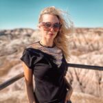 Eleonora Albrecht Instagram - Ci sono dei luoghi che se vengono descritti perdono di intensità, perché l’esperienza dal vivo è davvero tutt’altro. Per esempio, questi paesaggi sconfinati in cui a occhio nudo vedi chilometri e chilometri, sono impressionanti. Poi, quando ti ritrovi in un parco come questo, in cui i geologi fanno ricerche su fossili di cento milioni di anni fa, scoprono i primi disegni dell’uomo, e i tronchi di alberi che sono diventati pietre invece di deteriorarsi, allora ti rendi davvero conto che siamo solo un minuscolo tassello di qualcosa di molto grande. Montagne BLU e foresta di Pietra. #travelusa #travel #usa #travelphotography #travelgram #usatravel #america #roadtrip #bluemountain #unitedstates #phoenix #arizona #visitusa #travelblogger #roadtripusa #traveltheworld #nature #traveladdict #oara #photooftheday #exploreusa #california #instatravel #adventure #visittheusa #vacation #usatrip #petrifiedforest #travelmore #explore Blue Mesa Trail of Petrified Forest