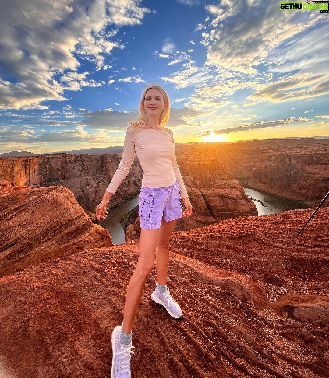 Eleonora Albrecht Instagram - Positive vibes to you all ๐๐บ๐ธโจ #GRANDCANYON #travelusa #travel #usa #travelphotography #travelgram #usatravel #america #roadtrip #unitedstates #phoenix #arizona #visitusa #travelblogger #roadtripusa #traveltheworld #nature #traveladdict #oara #photooftheday #exploreusa #california #instatravel #adventure #visittheusa #vacation #usatrip #lasvegas #travelmore #explore Horse Shoe Bend Canyon