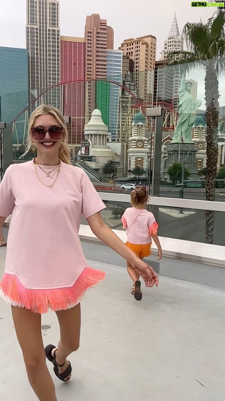 Eleonora Albrecht Instagram - Qualche momento di slow motion… 🗼🇺🇸✨Certo di giorno Vegas non è la stessa cosa ma sembra un parco divertimenti -cosa che è alla fine…- commentate se siete mai stati o vorreste andarci. 👇🏻 Las Vegas Strip