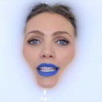 Eleonora Albrecht Instagram - Oggi mi è stato fatto notare che il concept del mio videoclip “Un bacio blu”, a distanza di pochi mesi, è stato probabilmente “fonte di ispirazione” per un’artista molto conosciuta con evidentemente una produzione alle spalle ben più grande della mia. Le idee si hanno, si realizzano, si va avanti. Ovvio. Il mio videoclip è stato girato in una mattina, dopo alcuni disaccordi con la mia etichetta quindi in low budget MA con il talento di @flavioparenti alla regia, le mie idee e il mio montaggio, ho tirato fuori un prodotto che mi rispecchiava. In cui non avevo voglia di mostrarmi fisicamente, ma di alludere ad una donna che probabilmente aveva fatto qualcosa di molto brutto, voleva scappare da qualcuno e si è trasformata in un’aliena. Tutto in modo estetico e low budget. Questo bacio blu poteva essere qualcosa di terribile. In questi mesi ho ricevuto centinaia di messaggi da persone che amano questo brano scritto con @proietti.lu e @daniele_grammaldo e quindi sono ugualmente contenta. Ah, se vi chi chiedete io a chi mi sono ispirata, vi rispondo a un mio video art chiamato Black Coffee Girl. 💙💙💙 #spotify #music #youtube #applemusic #oara #newmusic #itunes #soundcloud #unbacioblu #podcast #artist #popitaliano #tidal #producer #deezer #love #spotifyplaylist #musician #explorepage #trap #beats #dj #musicproducer #singer #hiphopmusic #unbacioblucanzone #art #follow #instagram Rome, Italy