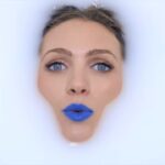Eleonora Albrecht Instagram - Oggi mi è stato fatto notare che il concept del mio videoclip “Un bacio blu”, a distanza di pochi mesi, è stato probabilmente “fonte di ispirazione” per un’artista molto conosciuta con evidentemente una produzione alle spalle ben più grande della mia. Le idee si hanno, si realizzano, si va avanti. Ovvio. Il mio videoclip è stato girato in una mattina, dopo alcuni disaccordi con la mia etichetta quindi in low budget MA con il talento di @flavioparenti alla regia, le mie idee e il mio montaggio, ho tirato fuori un prodotto che mi rispecchiava. In cui non avevo voglia di mostrarmi fisicamente, ma di alludere ad una donna che probabilmente aveva fatto qualcosa di molto brutto, voleva scappare da qualcuno e si è trasformata in un’aliena. Tutto in modo estetico e low budget. Questo bacio blu poteva essere qualcosa di terribile. In questi mesi ho ricevuto centinaia di messaggi da persone che amano questo brano scritto con @proietti.lu e @daniele_grammaldo e quindi sono ugualmente contenta. Ah, se vi chi chiedete io a chi mi sono ispirata, vi rispondo a un mio video art chiamato Black Coffee Girl. 💙💙💙 #spotify #music #youtube #applemusic #oara #newmusic #itunes #soundcloud #unbacioblu #podcast #artist #popitaliano #tidal #producer #deezer #love #spotifyplaylist #musician #explorepage #trap #beats #dj #musicproducer #singer #hiphopmusic #unbacioblucanzone #art #follow #instagram Rome, Italy