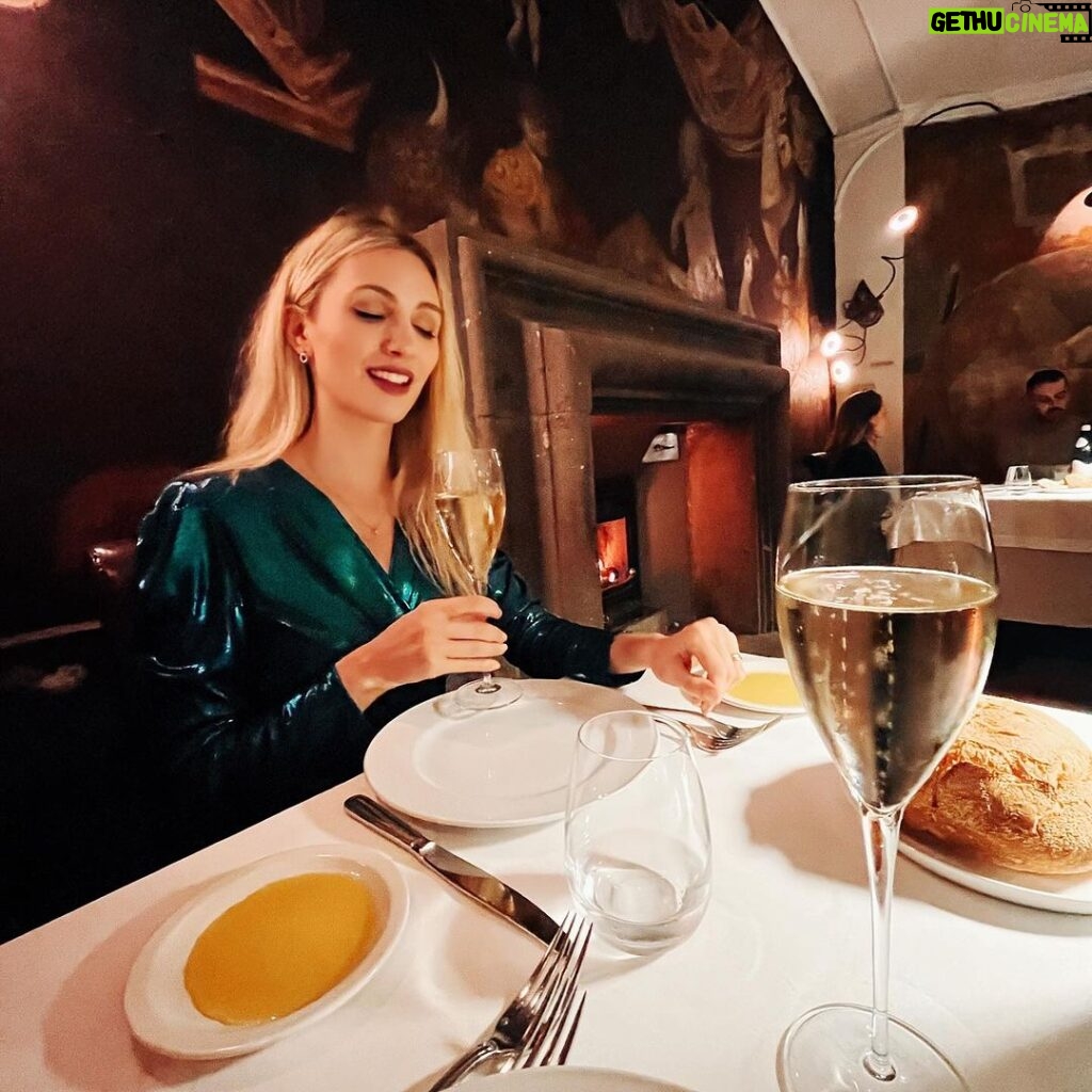 Eleonora Albrecht Instagram - Niente di meglio di una buona cenetta accanto al caminetto 😍 #dinner #cena #trastevere #italianrestaurant #roma #italianfood #cucinaitaljana #vino Antica Pesa