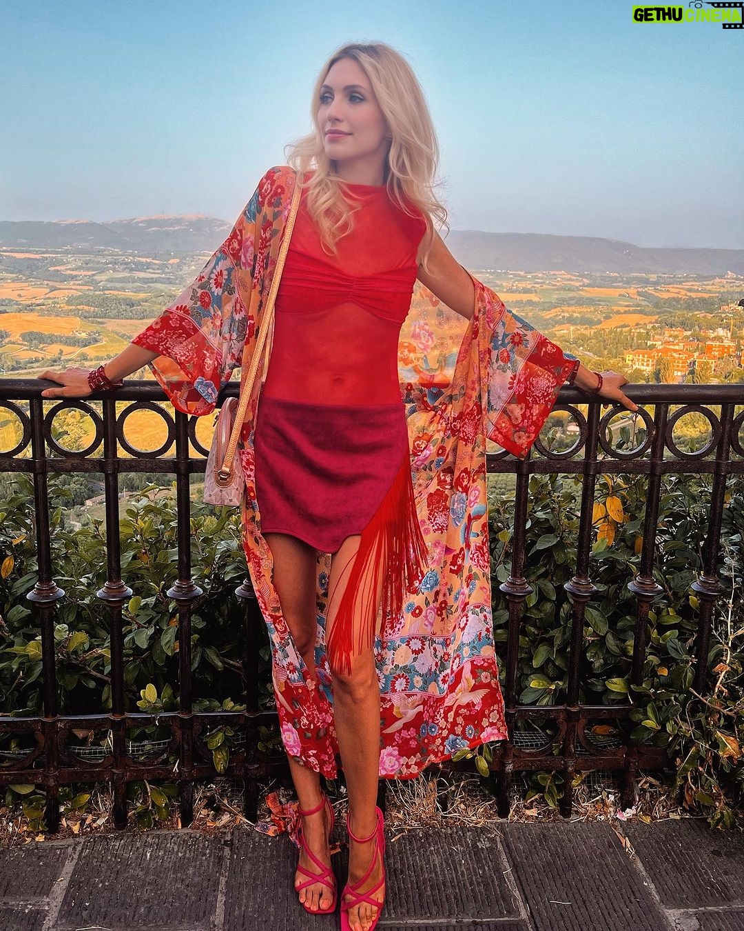 Eleonora Albrecht Instagram - Bellissima serata all’ @umbriacinemafestival con il mio amore @flavioparenti ❤️ bella Todi 💕 grazie @paologenoves #festival #festivaltodi #cinema #flavioparenti #paologenovese #todi #festivalditodi #ootd #vacanzealmare #vogliadimare #profumodimare #bellegiornate #sorrisi #pacedeisensi #giornatebelle #gitafuoriporta #lugliocolbenechetivoglio #tuttialmare #lamiaestate #unavitainvacanza #maredavivere #maredamare Todi, Italy