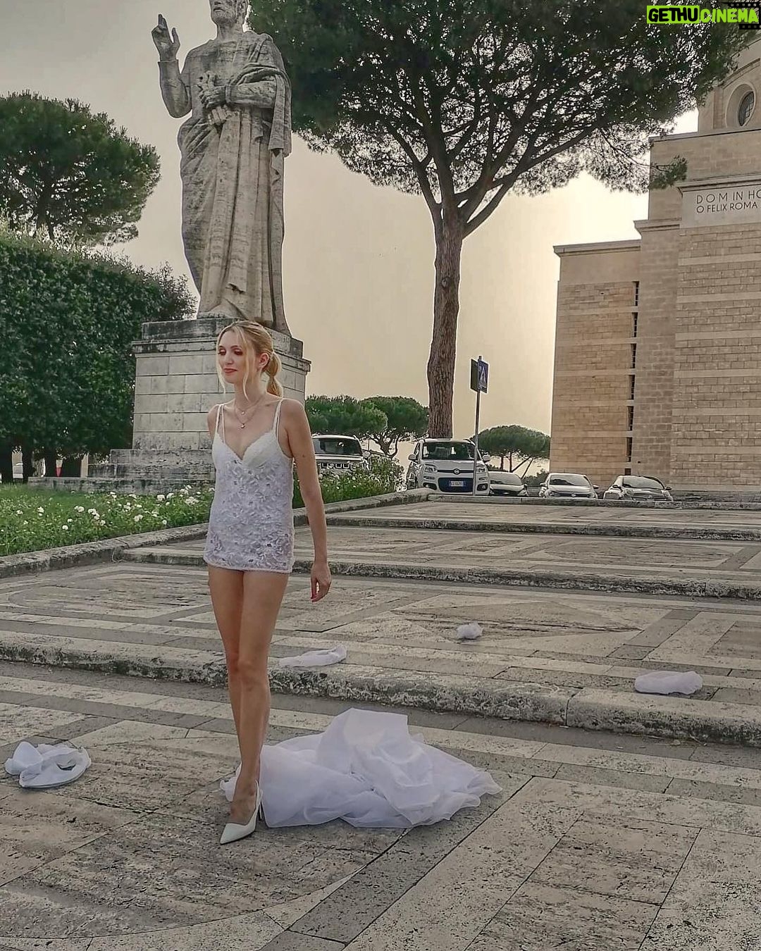 Eleonora Albrecht Instagram - La storia del videoclip di Je Danse è partita da questa immagine che ho avuto: una donna che si strappa di dosso il suo abito da sposa, per riacquistare la sua libertà. 👰🏼♀️Quindi, l’abito che vedete è stato totalmente smontato ed ecco come rimango 😅 Andate a vedere subito il videoclip su Youtube e ditemi se riuscite a capire come faccio a smontare le maniche e tutto il resto!!! Grazie a mia madre @stefaniaminardo che, oltre alle coreografie del video, si è occupata anche dei costumi!!!! https://youtu.be/8RDYj60B-KA #pop #cantautori #band #chitarrista #cantantiitaliani #bassisti #bassplayer #italianmusic #musicaindipendente #pianoforte #canzoniitaliane #cantanteitaliano #jedanse #rockitaliano #roma #artistiitaliani #artistiemergenti #musicaindie #canzone #musicislife #bassista #oara #artista #bassguitar #spettacolo