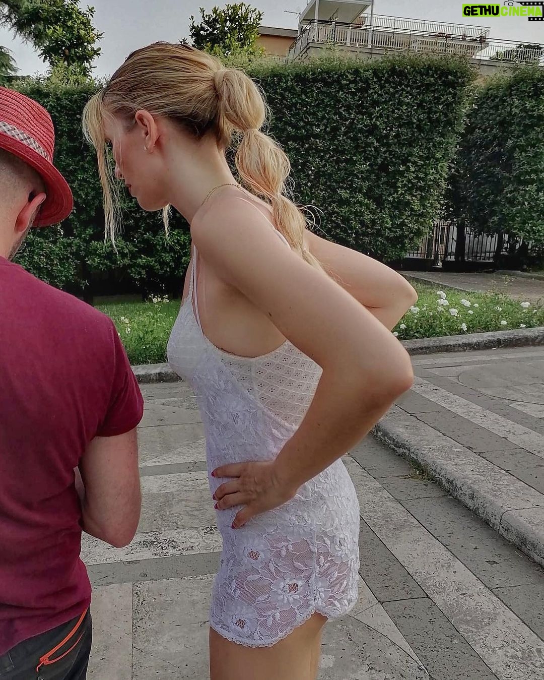 Eleonora Albrecht Instagram - La storia del videoclip di Je Danse è partita da questa immagine che ho avuto: una donna che si strappa di dosso il suo abito da sposa, per riacquistare la sua libertà. 👰🏼♀️Quindi, l’abito che vedete è stato totalmente smontato ed ecco come rimango 😅 Andate a vedere subito il videoclip su Youtube e ditemi se riuscite a capire come faccio a smontare le maniche e tutto il resto!!! Grazie a mia madre @stefaniaminardo che, oltre alle coreografie del video, si è occupata anche dei costumi!!!! https://youtu.be/8RDYj60B-KA #pop #cantautori #band #chitarrista #cantantiitaliani #bassisti #bassplayer #italianmusic #musicaindipendente #pianoforte #canzoniitaliane #cantanteitaliano #jedanse #rockitaliano #roma #artistiitaliani #artistiemergenti #musicaindie #canzone #musicislife #bassista #oara #artista #bassguitar #spettacolo