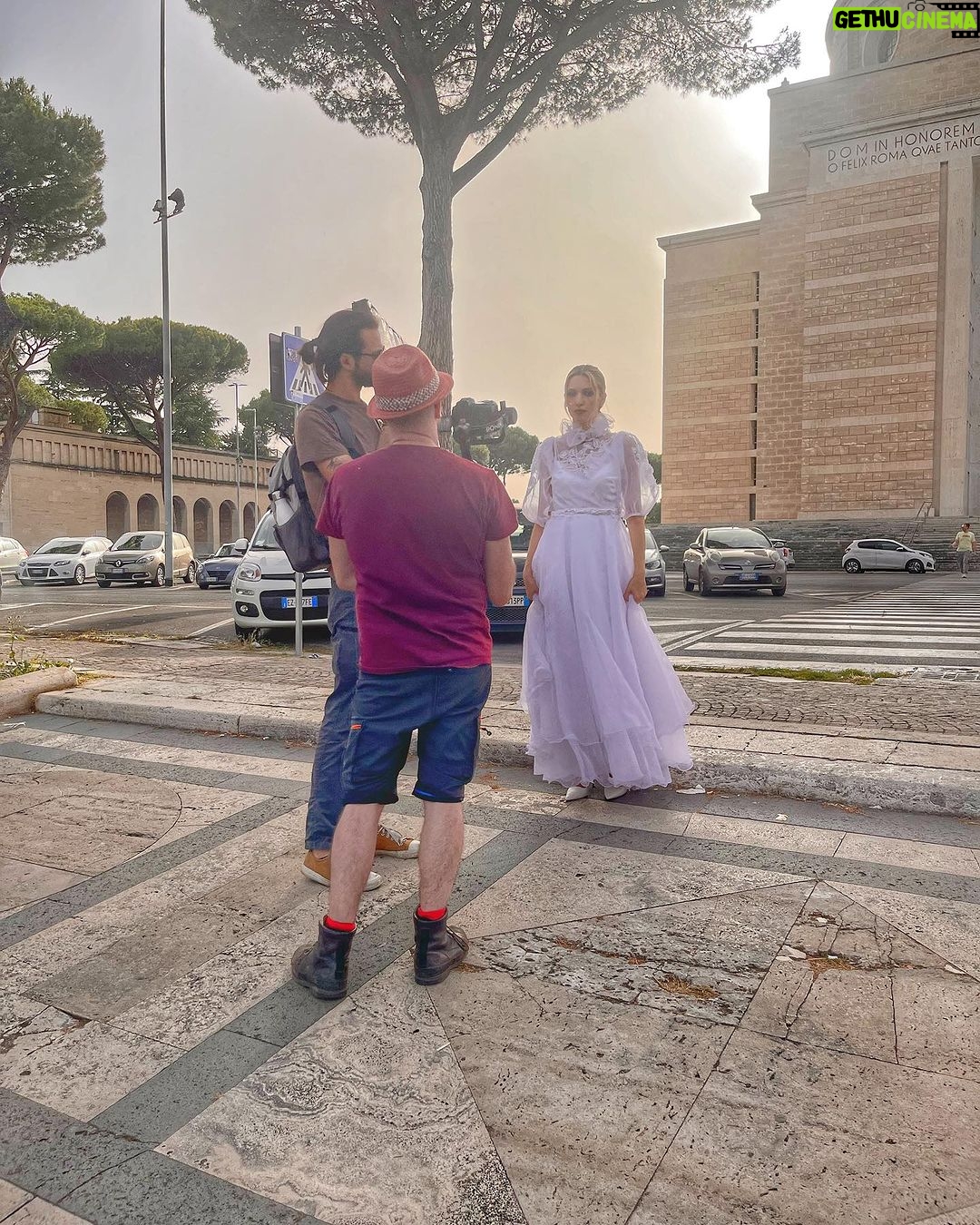 Eleonora Albrecht Instagram - La storia del videoclip di Je Danse è partita da questa immagine che ho avuto: una donna che si strappa di dosso il suo abito da sposa, per riacquistare la sua libertà. 👰🏼♀️Quindi, l’abito che vedete è stato totalmente smontato ed ecco come rimango 😅 Andate a vedere subito il videoclip su Youtube e ditemi se riuscite a capire come faccio a smontare le maniche e tutto il resto!!! Grazie a mia madre @stefaniaminardo che, oltre alle coreografie del video, si è occupata anche dei costumi!!!! https://youtu.be/8RDYj60B-KA #pop #cantautori #band #chitarrista #cantantiitaliani #bassisti #bassplayer #italianmusic #musicaindipendente #pianoforte #canzoniitaliane #cantanteitaliano #jedanse #rockitaliano #roma #artistiitaliani #artistiemergenti #musicaindie #canzone #musicislife #bassista #oara #artista #bassguitar #spettacolo