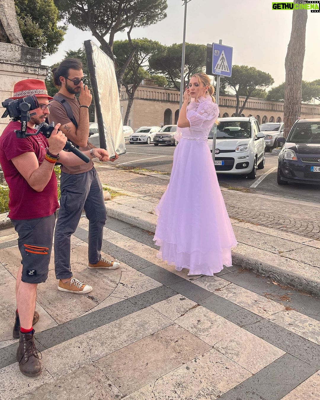 Eleonora Albrecht Instagram - La storia del videoclip di Je Danse è partita da questa immagine che ho avuto: una donna che si strappa di dosso il suo abito da sposa, per riacquistare la sua libertà. 👰🏼♀️Quindi, l’abito che vedete è stato totalmente smontato ed ecco come rimango 😅 Andate a vedere subito il videoclip su Youtube e ditemi se riuscite a capire come faccio a smontare le maniche e tutto il resto!!! Grazie a mia madre @stefaniaminardo che, oltre alle coreografie del video, si è occupata anche dei costumi!!!! https://youtu.be/8RDYj60B-KA #pop #cantautori #band #chitarrista #cantantiitaliani #bassisti #bassplayer #italianmusic #musicaindipendente #pianoforte #canzoniitaliane #cantanteitaliano #jedanse #rockitaliano #roma #artistiitaliani #artistiemergenti #musicaindie #canzone #musicislife #bassista #oara #artista #bassguitar #spettacolo