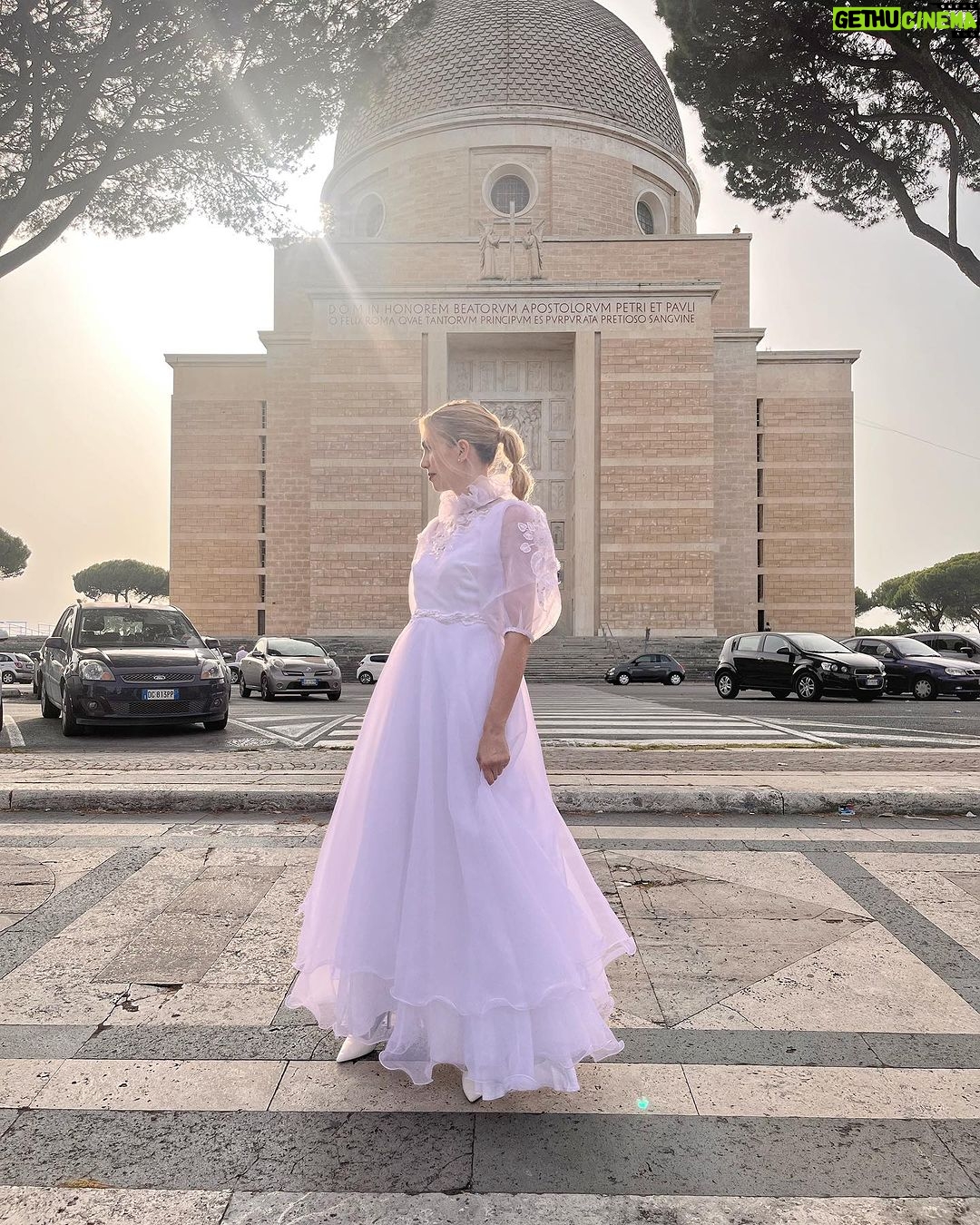 Eleonora Albrecht Instagram - La storia del videoclip di Je Danse è partita da questa immagine che ho avuto: una donna che si strappa di dosso il suo abito da sposa, per riacquistare la sua libertà. 👰🏼♀️Quindi, l’abito che vedete è stato totalmente smontato ed ecco come rimango 😅 Andate a vedere subito il videoclip su Youtube e ditemi se riuscite a capire come faccio a smontare le maniche e tutto il resto!!! Grazie a mia madre @stefaniaminardo che, oltre alle coreografie del video, si è occupata anche dei costumi!!!! https://youtu.be/8RDYj60B-KA #pop #cantautori #band #chitarrista #cantantiitaliani #bassisti #bassplayer #italianmusic #musicaindipendente #pianoforte #canzoniitaliane #cantanteitaliano #jedanse #rockitaliano #roma #artistiitaliani #artistiemergenti #musicaindie #canzone #musicislife #bassista #oara #artista #bassguitar #spettacolo