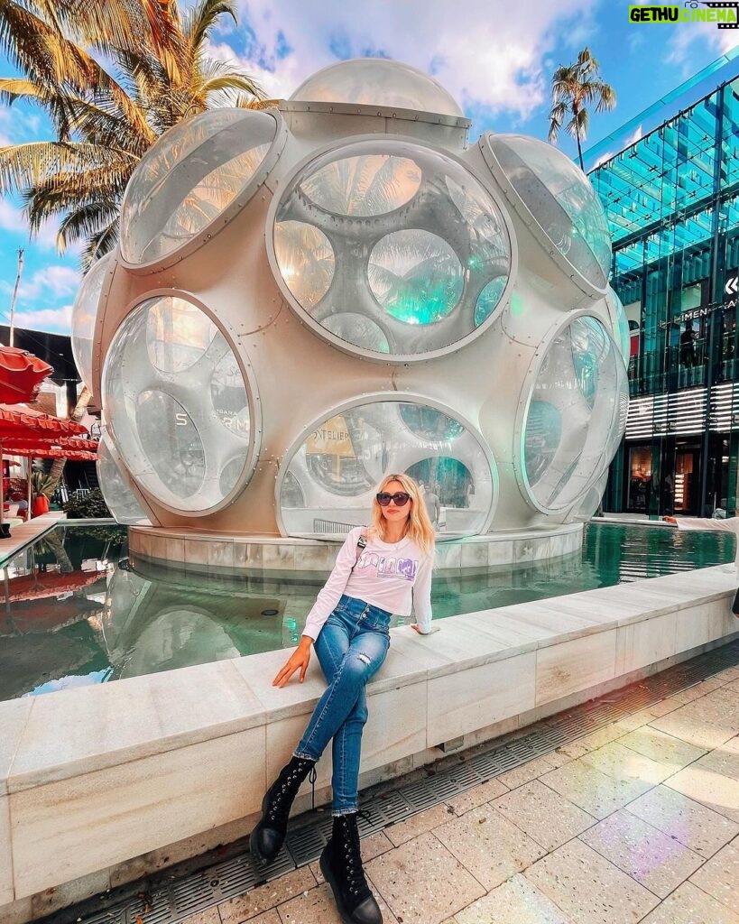 Eleonora Albrecht Instagram - Design district a Miami 🌟 boutiques e sculture, un posto davvero carino per una passeggiata di shopping e relax. #miami #florida #miamibeach #designdistrict #designdistrictmiami #usa #shopping #love #fashion #california #southbeach #music #art #southflorida #orlando #nyc #fortlauderdale #broward #colombia #chicago #doral #miamilife #a #hiphop #texas #explorepage #instagood #art Miami Design District