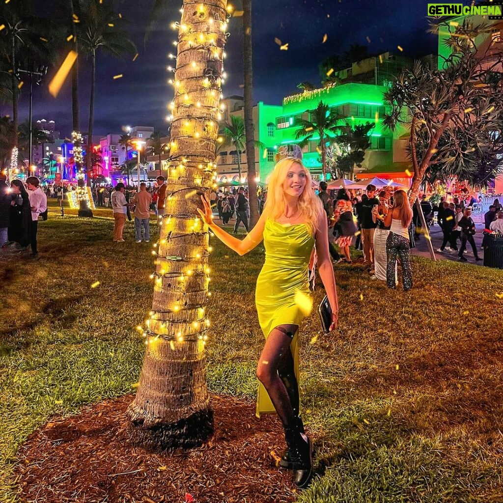 Eleonora Albrecht Instagram - Capodanno scintillante 🌟 spero che abbiate passato una bella serata 🎇 miami #florida #miamibeach #newyork #losangeles #usa #atlanta #love #fashion #california #southbeach #music #venezuela #southflorida #orlando #nyc #fortlauderdale #broward #colombia #chicago #doral #miamilife #a #hiphop #texas #explorepage #instagood #art South Beach, Miami, Florida