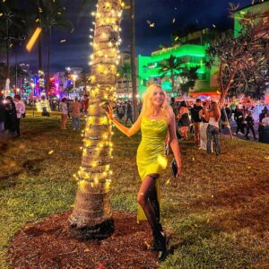Eleonora Albrecht Instagram - Capodanno scintillante 🌟 spero che abbiate passato una bella serata 🎇

miami #florida #miamibeach #newyork #losangeles #usa #atlanta #love #fashion #california #southbeach #music #venezuela #southflorida #orlando #nyc #fortlauderdale #broward #colombia #chicago #doral #miamilife #a #hiphop #texas #explorepage #instagood #art