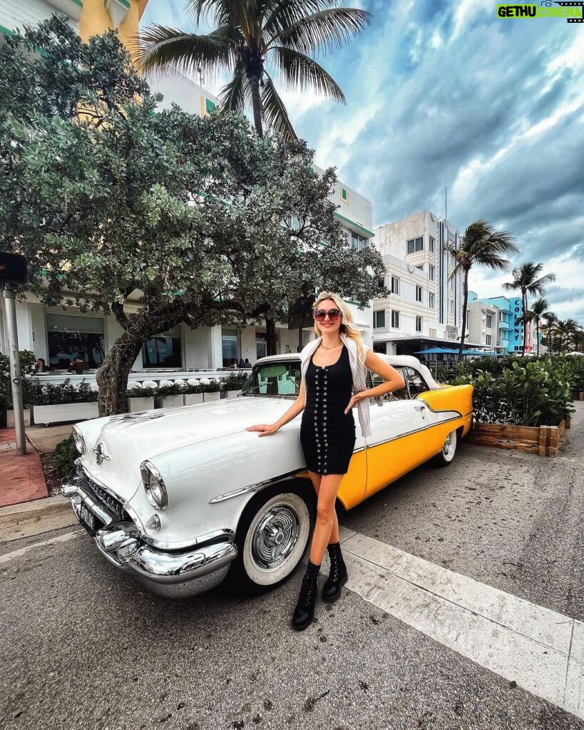 Eleonora Albrecht Instagram - Miami South Beach ❤️💋💗 the Art Deco district. Un bellissimo quartiere vivo e pieno di colori #miami #florida #miamibeach #newyork #losangeles #usa #atlanta #love #fashion #california #southbeach #music #venezuela #southflorida #orlando #nyc #fortlauderdale #broward #colombia #chicago #doral #miamilife #a #hiphop #texas #explorepage #instagood #art Miami- Southbeach