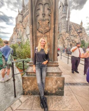Eleonora Albrecht Instagram - Direttamente da Hogwarts 😎🥰 solo per very appassionati di Harry Potter !!!! #harrypotter #universalstudios #orlandoflorida #travelusa #usa #statiuniti #viaggiare #viaggio #parcodivertimenti #florida