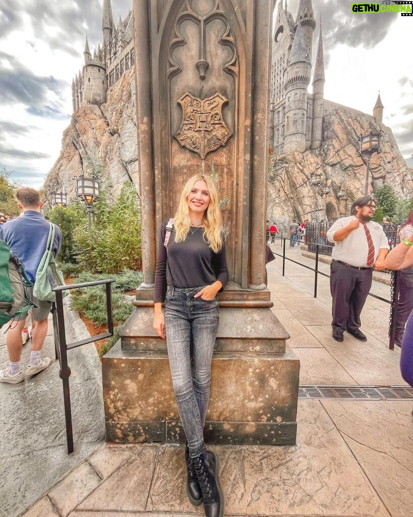 Eleonora Albrecht Instagram - Direttamente da Hogwarts 😎🥰 solo per very appassionati di Harry Potter !!!! #harrypotter #universalstudios #orlandoflorida #travelusa #usa #statiuniti #viaggiare #viaggio #parcodivertimenti #florida Universal Orlando Resort