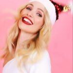 Eleonora Albrecht Instagram - “Il Regalo più Speciale” ascoltalo ora su Spotify, Apple Music, Youtube ecc. 💗 Ecco un estratto del videoclip fuori ora! 🎄🎁💗 Rome, Italy