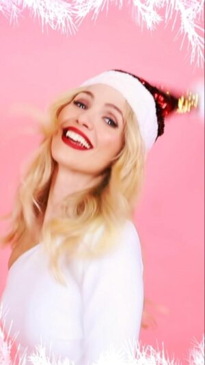 Eleonora Albrecht Instagram - “Il Regalo più Speciale” ascoltalo ora su Spotify, Apple Music, Youtube ecc. 💗 Ecco un estratto del videoclip fuori ora! 🎄🎁💗