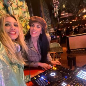 Eleonora Albrecht Instagram - Alcuni momenti preferiti di questo 2024 e i miei DJ set 💗🎵 @charliesrome @mamashelterroma 🎧

#djset #dj #djroma #hotel #roma #privateparty #party #festaroma #oara #djoara #barbieworld #mamashelter #oaradj #dance