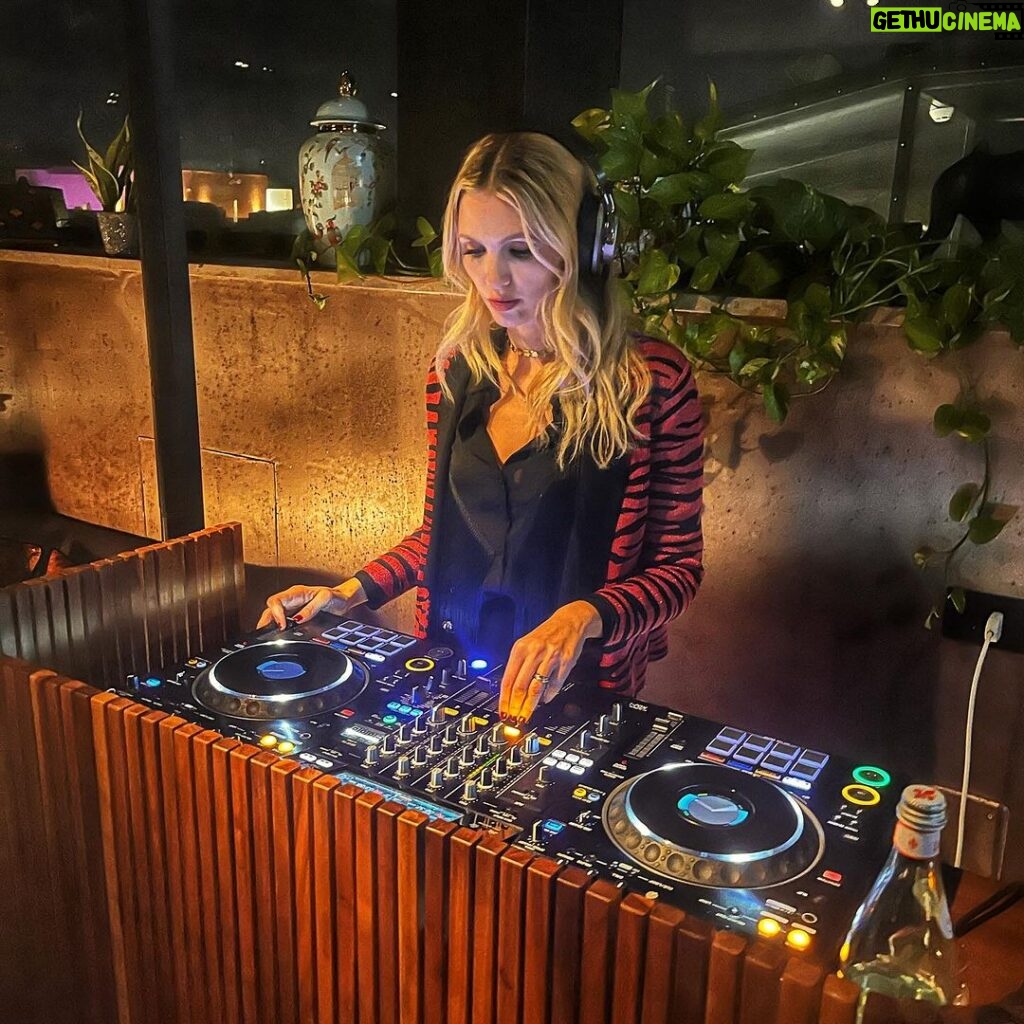 Eleonora Albrecht Instagram - Alcuni momenti preferiti di questo 2024 e i miei DJ set 💗🎵 @charliesrome @mamashelterroma 🎧 #djset #dj #djroma #hotel #roma #privateparty #party #festaroma #oara #djoara #barbieworld #mamashelter #oaradj #dance Rome, Italy