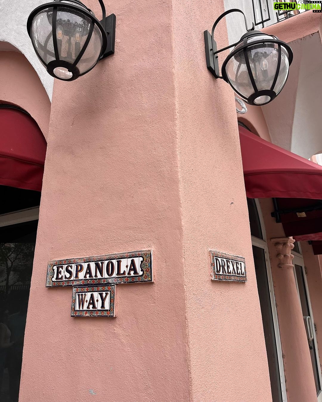 Eleonora Albrecht Instagram - Miami South Beach ❤️💋💗 the Art Deco district. Un bellissimo quartiere vivo e pieno di colori #miami #florida #miamibeach #newyork #losangeles #usa #atlanta #love #fashion #california #southbeach #music #venezuela #southflorida #orlando #nyc #fortlauderdale #broward #colombia #chicago #doral #miamilife #a #hiphop #texas #explorepage #instagood #art Miami- Southbeach