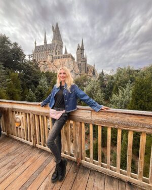 Eleonora Albrecht Instagram - Direttamente da Hogwarts 😎🥰 solo per very appassionati di Harry Potter !!!! #harrypotter #universalstudios #orlandoflorida #travelusa #usa #statiuniti #viaggiare #viaggio #parcodivertimenti #florida