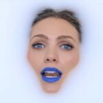 Eleonora Albrecht Instagram - Oggi mi è stato fatto notare che il concept del mio videoclip “Un bacio blu”, a distanza di pochi mesi, è stato probabilmente “fonte di ispirazione” per un’artista molto conosciuta con evidentemente una produzione alle spalle ben più grande della mia. Le idee si hanno, si realizzano, si va avanti. Ovvio. Il mio videoclip è stato girato in una mattina, dopo alcuni disaccordi con la mia etichetta quindi in low budget MA con il talento di @flavioparenti alla regia, le mie idee e il mio montaggio, ho tirato fuori un prodotto che mi rispecchiava. In cui non avevo voglia di mostrarmi fisicamente, ma di alludere ad una donna che probabilmente aveva fatto qualcosa di molto brutto, voleva scappare da qualcuno e si è trasformata in un’aliena. Tutto in modo estetico e low budget. Questo bacio blu poteva essere qualcosa di terribile. In questi mesi ho ricevuto centinaia di messaggi da persone che amano questo brano scritto con @proietti.lu e @daniele_grammaldo e quindi sono ugualmente contenta. Ah, se vi chi chiedete io a chi mi sono ispirata, vi rispondo a un mio video art chiamato Black Coffee Girl. 💙💙💙 #spotify #music #youtube #applemusic #oara #newmusic #itunes #soundcloud #unbacioblu #podcast #artist #popitaliano #tidal #producer #deezer #love #spotifyplaylist #musician #explorepage #trap #beats #dj #musicproducer #singer #hiphopmusic #unbacioblucanzone #art #follow #instagram Rome, Italy