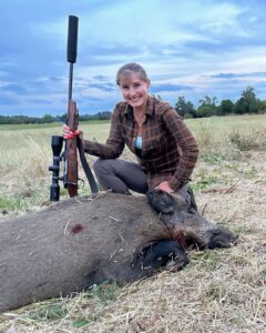 Eliška Štefanicová Instagram - Úspěšné sekání řepky a perfektní spolupráce se zemědělci 😂 Lovu zdar!🌿 #kahles#sellierbellotteam#308win#hunt#hunting#huntinglife#huntingseason#lovehunting#huntinggirl#huntingwoman#outdoorwomen#outdoor#outdoorgirl#girlwhohunt#girlshunttoo#huntress#hunters#hunter#czechhunter#shooting#gamemanagement#myslivost#forest#huntingphoto#instahunt#wildboarhunting#wildboarhuntress#wildboar