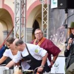 Eliška Štefanicová Instagram - Dnes začala výstava Země živitelka v Českých Budějovicích a opět se na nás můžete těšit ve 13:30 na pódiu!! Tak přijďte ochutnat naše zvěřinové speciality od @jaroslav_sapik!! 😍 #cmmj##huntinggirl#huntingwoman#outdoor#outdoorwoman#outdoorgirl#hunter#hunters#czechhunter#huntress#girlhunttoo#girlwhohunt#girlpower#huntinglife#nature#forest#life#gamemanagement#myslivost#polovanie#naturelife#lovenature#animals#wild#cook#cooking#cooklife#sapik Výstaviště České Budějovice