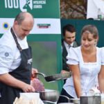 Eliška Štefanicová Instagram - Dnes začala výstava Země živitelka v Českých Budějovicích a opět se na nás můžete těšit ve 13:30 na pódiu!! Tak přijďte ochutnat naše zvěřinové speciality od @jaroslav_sapik!! 😍 #cmmj##huntinggirl#huntingwoman#outdoor#outdoorwoman#outdoorgirl#hunter#hunters#czechhunter#huntress#girlhunttoo#girlwhohunt#girlpower#huntinglife#nature#forest#life#gamemanagement#myslivost#polovanie#naturelife#lovenature#animals#wild#cook#cooking#cooklife#sapik Výstaviště České Budějovice