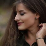 Eliška Štefanicová Instagram - #parohovesperky🦌 #artureartnature#portrait#smile#hair#fashion#green#greenlife#hunt#hunting#huntinggirl#huntingwomen#outdoor#outdoorwomen#outdoorgirl#hunter#hunters#huntress#czechhuntress#czechhunter#czechgirl#huntinglife#lovehunting#outdoorlife#wildlife#gamemanagement#myslivost#polovanie#huntingphoto#beauty