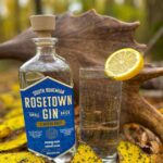 Eliška Štefanicová Instagram - ‼️19. 10. 2023 budeme slavit Mezinárodní den GIN & TONIC 🍋 ➡️ proto od nás dostanete slevu 10% s kódem ELISKA10‼️ Slevu na Rosetown Gin můžete uplatnit do 19. 10 do půlnoci při nákupu na e-shopu @lihovarapivovarblatna 🍹 Jedná se o Dry Gin prémiové kvality, vyrobený v malých objemech z precizně vybraných bylinek a extratku z šípku. Šípek je v této receptuře jedinečný, ucítíte ho příjemně na konci. Pokud máte chuť vyzkoušet něco nového, na druhé fotce vidíte ingredience k přípravě luxusního drinku Cherry Lady - stačí přidat kapku Griotky:🍒👌 0,04 l Rosetown Ginu 0,02 l Šnapsérie GRIOTKA 0,24 l Tonic (dolít do plné 0,3) Postup: led, Gin, Tonic a po kraji sklenky pomalu nalít Griotku, aby se usadila na dně. Video celého postupu uvidíte dnes u mě v příběhu. ☺️ #gin#tonic#gintonic#ginatonic#gintoniclovers#gintoniclover#blatna#lihovarpivovarblatna#akce#sale#salecode#quality#premiumquality#alcohol#alcoholic#alcoholmarkers#drink#drinks#drinking#drinkspecials#drinkcraft#drinkoftheday#instadrink#autumn#autumnvibes#autumncolors#autumnmood#relax#relaxing#cherrylady