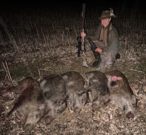 Eliška Štefanicová Instagram - Noc, na kterou se jen tak nezapomene 🤩🐗🐗🐗🐗🐗🌿🌔

#binox#pulsartrailxp50#sellierbellotteam#308win#hunt#hunting#huntinglife#huntingseason#lovehunting#huntinggirl#huntingwoman#outdoorwomen#outdoor#outdoorgirl#girlwhohunt#girlshunttoo#huntress#hunters#hunter#czechhunter#shooting#gamemanagement#myslivost#forest#huntingphoto#instahunt#wildboarhunting#wildboarhuntress#wildboar