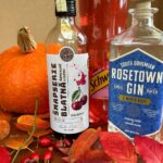 Eliška Štefanicová Instagram - ‼️19. 10. 2023 budeme slavit Mezinárodní den GIN & TONIC 🍋 ➡️ proto od nás dostanete slevu 10% s kódem ELISKA10‼️ Slevu na Rosetown Gin můžete uplatnit do 19. 10 do půlnoci při nákupu na e-shopu @lihovarapivovarblatna 🍹 Jedná se o Dry Gin prémiové kvality, vyrobený v malých objemech z precizně vybraných bylinek a extratku z šípku. Šípek je v této receptuře jedinečný, ucítíte ho příjemně na konci. Pokud máte chuť vyzkoušet něco nového, na druhé fotce vidíte ingredience k přípravě luxusního drinku Cherry Lady - stačí přidat kapku Griotky:🍒👌 0,04 l Rosetown Ginu 0,02 l Šnapsérie GRIOTKA 0,24 l Tonic (dolít do plné 0,3) Postup: led, Gin, Tonic a po kraji sklenky pomalu nalít Griotku, aby se usadila na dně. Video celého postupu uvidíte dnes u mě v příběhu. ☺️ #gin#tonic#gintonic#ginatonic#gintoniclovers#gintoniclover#blatna#lihovarpivovarblatna#akce#sale#salecode#quality#premiumquality#alcohol#alcoholic#alcoholmarkers#drink#drinks#drinking#drinkspecials#drinkcraft#drinkoftheday#instadrink#autumn#autumnvibes#autumncolors#autumnmood#relax#relaxing#cherrylady