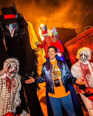 Eli Roth Instagram - You know why I’m smiling. It’s October and I’m at my favorite haunted spot in the world #UniversalHHN @horrornights! The mazes are INSANE, I could live in them, and don’t miss the original ones because they’re spooktacular. Bravo to John Murdy and the whole team and thank you Universal for making all my nightmares come true. #HHN 🎃