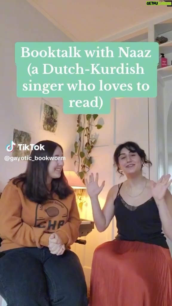 Elif Şafak Instagram - Naaz is an amazing singer and songwriter. Beautiful voice, beautiful soul. She is also a lover of books, a lover of literature, and I am delighted to learn that her choice for this wonderful bookclub Club Lees (the reading club) where people read together is #10minutes38secondsinthisstrangeworld My warmest wishes to everyone who joins and heartfelt thanks to Naaz for her annotations @bitsofnaaz (via @gayotic_bookworm )#bookclubofinstagram #bookclubreads #bookstagramnetherlands @susanneatnieuwamsterdam @uitgeverijnwadam @vproclublees 📚📚📚 Hollandalı-Kürt sanatçı Naaz harikulade bir şarkıcı ve şarkı yazarı, çok değerli bir müzisyen. Aynı zamanda edebiyat tutkunu, kitap tutkunu. Ve Hollanda’da çok sevilen ve popüler bu kitap kulübü için 10 dakika 38 saniye romanını seçmiş, sevdiği cümlelerin altını çizerek ve yorumlayarak, çok mutlu oldum yürekten sevgilerimle #ondakikaotuzsekizsaniye #kitaptutkusu #kitapseç #kitapkulübü #okumayıseviyorum #neokuyalım #neokusam #kitaptavsiyesi