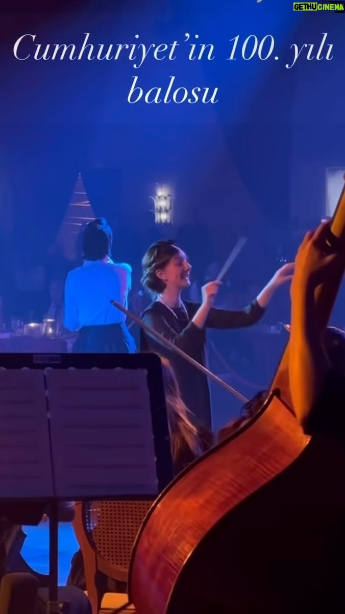 Elif Şafak Instagram - Bu video beni çok duygulandırdı. Cumhuriyetin 100. yılında sadece kadınlardan oluşan muhteşem bir orkestra, Türkçe plağa kaydedilen ilk tango eseri yeniden canlandırdı. Emeği geçen herkesin yüreğine sağlık. Benim çok çok sevdiğim bir şarkı bu: “Mazi kalbimde bir yaradır.” Cumhuriyet’in 100. yılında en çok biz kadınların ihtiyacı var sanata ve dayanışmaya ve umuda ve laikliğe ve eşitliğe. Daha nice 100 yıllara. #sanatçılar #kadınsanatçılar #kadınlarbirliktegüçlü (Maestro değerli Nisan Ak @chillharmonic )📚📚📚 this video has lots of emotional value. This song from the 1920s is the first recorded Turkish tango and the lyrics are deeply sad and moving and hauntingly beautiful. It was performed today by an all women orchestra. The singer, the musicians, the conductor… are all women. On this 100th anniversary of the Republic. Today, in Turkey, especially women need democracy, secularism, inclusion, solidarity, respect for diversity and equal rights. (Video and music via the amazing female conductor @chillharmonic )
