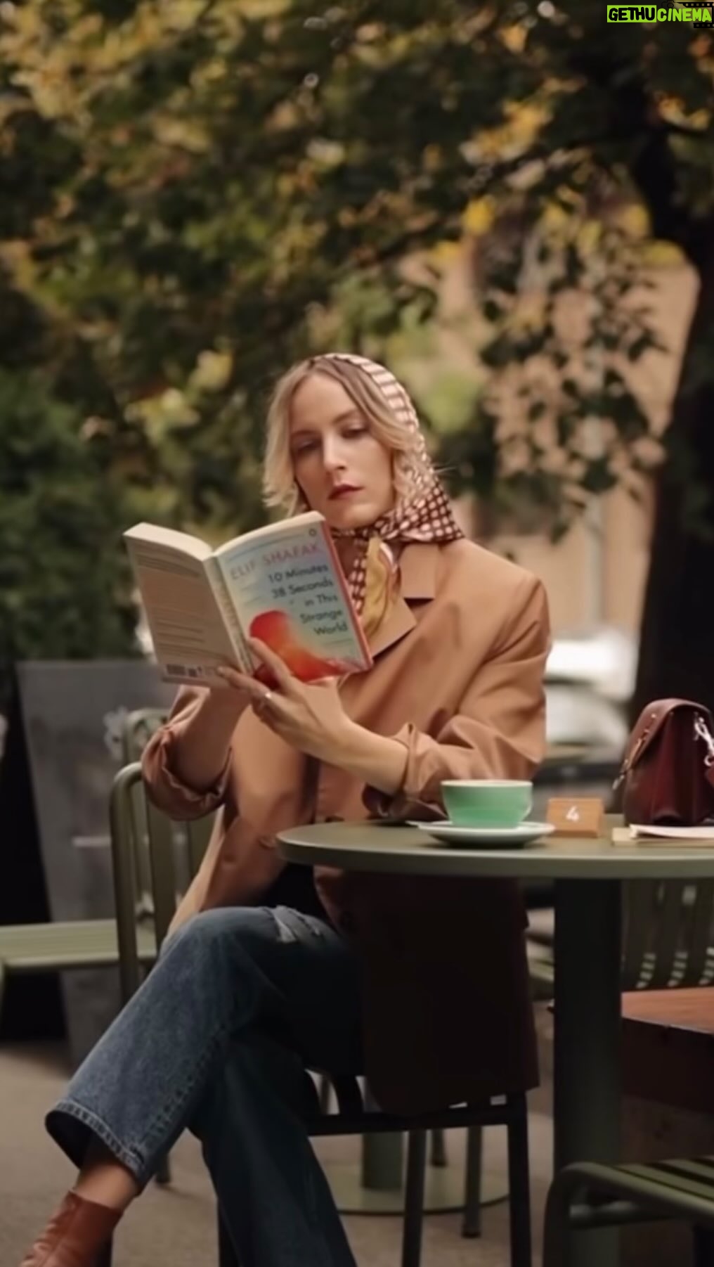 Elif Şafak Instagram - “Never be ashamed of your tears. Cry, and everyone knows you are alive.” Have you read the story of Tequila Leila? #10minutes38secondsinthisstrangeworld Thank you so much for this beautiful and creative video and for your heartwarming words. My handbags are also full of stuff! @fabmusealina #booksaremybag #booksaremagic #bookstagram #elifshafak #booksbooksbooks #bookclubpick #favouritereads #fictionlovers 📚📚📚 “hayatta hiçbir zaman gözyaşlarından utanma…” Tekila Leyla’nın hikayesinden. Bir okurum tasarlamış ve paylaşmış bu güzel videoyu, 10 dakika 38 saniye romanından sevdiği cümlelerin altını çizerek, çok teşekkür ederim size #ondakikaotuzsekizsaniye #okumaklazım #elifşafak #okudukçabüyürinsan #okuduklarım #okumakiyileştirir