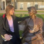 Elif Şafak Instagram – A tête-à-tête with Virginia Woolf… She told me stories, I listened… #womenwhowrite #virginiawoolf #readmorewomen #womenoftheword #writersandpoets #booknerds #theislandofmissingtrees #literary #literaryfiction #thefortyrulesoflove #elifshafak #fictionwriter #fictionbooks #welovebooks #womenwriters 📚📚📚Virginia Woolf, o anlattı ben dinledim