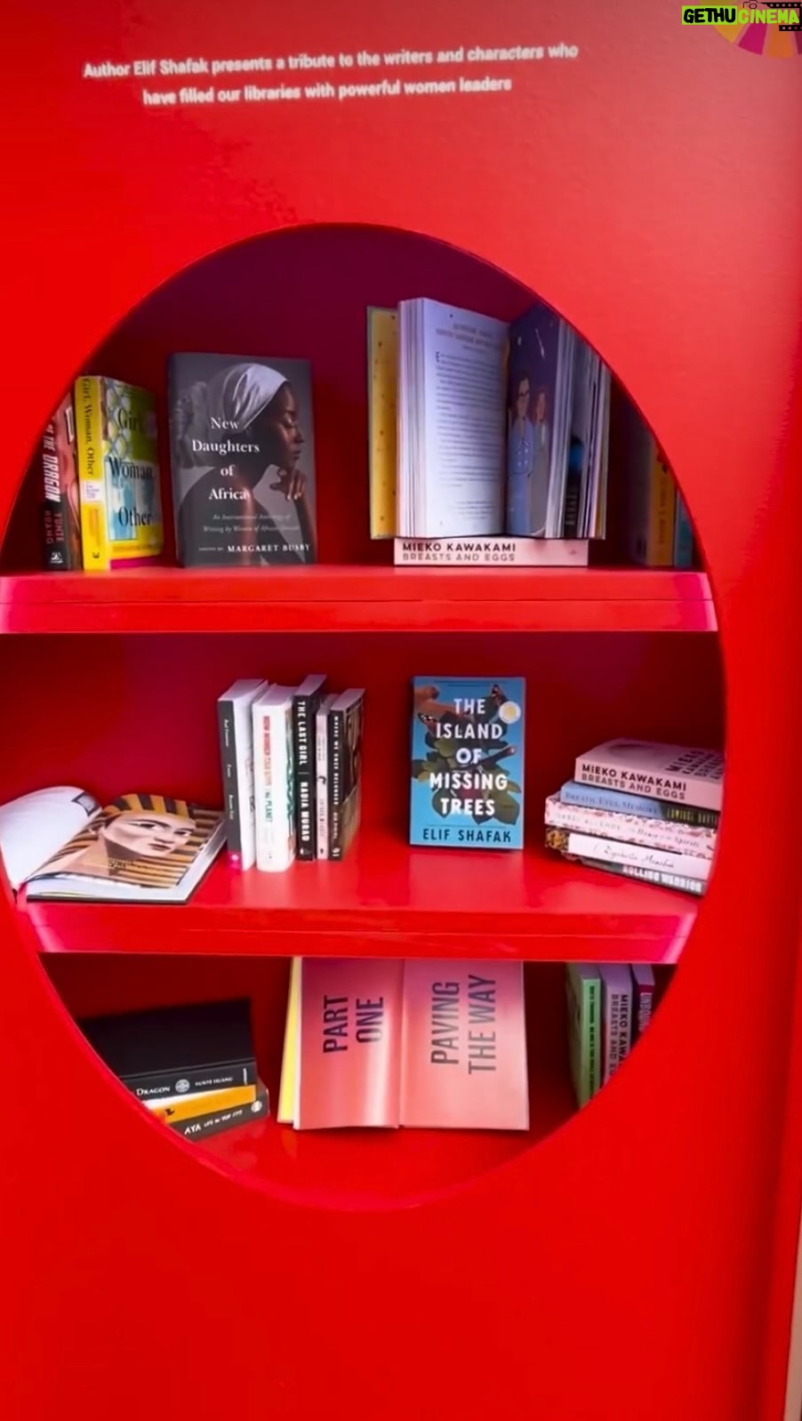 Elif Şafak Instagram - Last month United Nations General Assembly launched this significant international event in New York to hear from climate activists and civil society representatives. In the garden of the UN this beautiful and unique convening space and art installation was designed by the wonderful Es Devlin. It was a true pleasure for me to choose the books for the library of the pavilion and include and promote some of my beloved female authors and thinkers. See if you can spot some of the books! #booksarelove #bookloversunite #readmorewomen @esdevlin @theglobalgoals @unitednations @unwomen @unwomenuk 📚📚📚 Birleşmiş Milletler uluslarası bir toplantı düzenledi geçtiğimiz ay ve çevre ve iklim krizine duyarlı, toplumsal konulara duyarlı bir çok kişiyi bir araya getirdi. BM’nin bahçesindeki bu sanat enstelasyonu çok sevdiğim sanatçı Es Devlin imzalı. Bu enstalasyonun içinde bir de kütüphane oluşturuldu. Bu kütüphanenin içindeki kitapları ise benim seçmemi istediler. Bu kitapları belirlemekten, sevdiğim pek çok kadın yazar ve düşünürü Birleşmiş Milletler bahçesinde ziyaretçiler ile bu şekilde paylaşmaktan mutluluk ve onur duydum