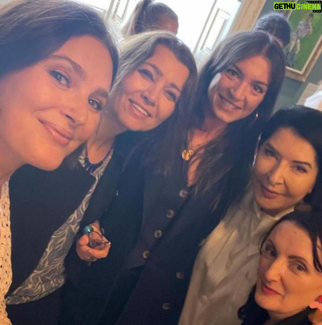 Elif Şafak Instagram - In the company of truly amazing women, artists, writers and lawyers, gathered to celebrate the groundbreaking art of Marina Abramovic. Tea with @abramovicinstitute @elizabday @katy.hessel @sineadgleeson @caoilfhionngallagher and Helena Kennedy @the_hkf An Oasis of sisterhood #readmorewomen #womenoftheworld #womeninthearts #theislandofmissingtrees #sisterhoodunited #writersandartists 📚📚📚 Çok değer verdiğim kadın sanatçı yazar ve hukukçularla, Marina Abramovic ile bir öğleden sonra