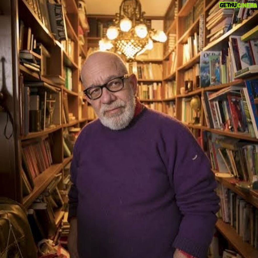 Elif Şafak Instagram - Çok üzüldüm, çok büyük kayıp. İstanbul’un son değerlerinden, en son beyfendilerinden, en usta kalemlerindendi, muazzam bir İstanbul sevdalısıydı; ışıklar kitaplar içinde huzurla uyusun dilerim #mariolevi #yazarolmak #edebi̇yat #edebiyatseverler 📚📚📚 the death of author Mario Levi broke my heart. May he rest in light, rest in books.