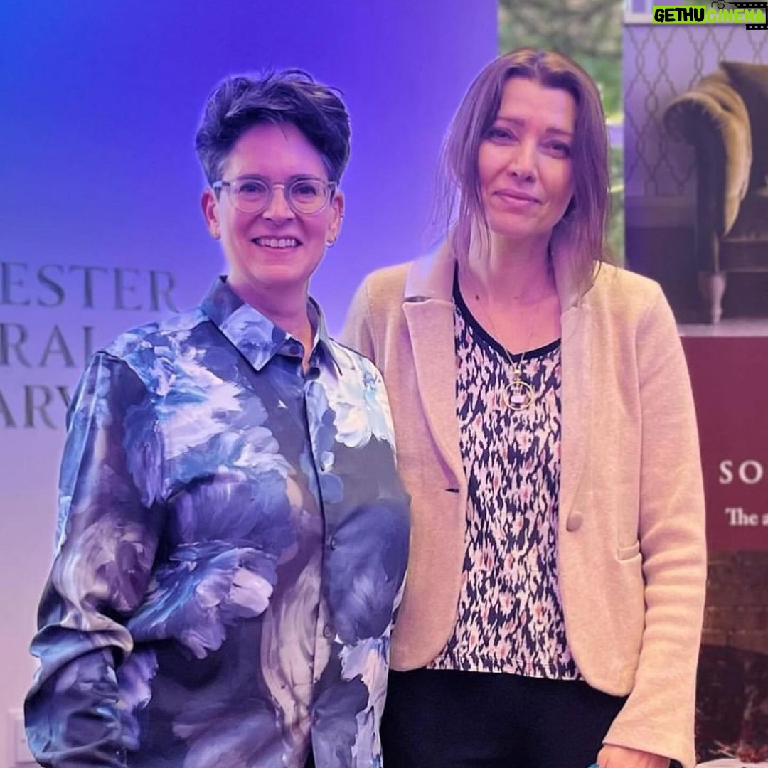 Elif Şafak Instagram - Manchester, beautiful Manchester… At the Manchester Central Library with the great and wonderfully inspiring Erica Wagner, grateful to everyone who came and asked questions and waited in the queue, a very special afternoon thanks to Manchester Literature Festival @ericawgnr @mcrlitfest #manchestergram #manchesterlibrary #manchesterliteraturefestival #literaryfiction #librariesrock #librarians #theislandofmissingtrees #librariestransform #elifshafak #supportlibraries #bookloversworld #readmorewomen 📚📚📚 akıl ve ruh sağlığımızı koruyabilmek için edebiyat festivalleri…. Manchester Edebiyat Festivalinde değerli edebiyat eleştirmeni Erica Wagner ile etkinliğimiz, gelen imza kuyruğunda bekleyen herkese candan teşekkür ederim #okumakiyileştirir #okumakaşktır #kitapsevdası #kitapsevgisi