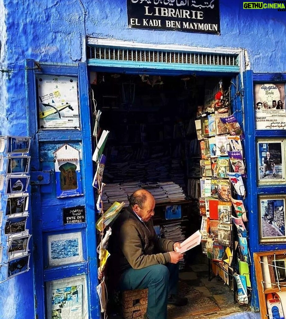 Elif Şafak Instagram - A terrible earthquake in Morocco, heart wrenching floods in Libya where the scale of devastation, destruction and sorrow is beyond words. Our hearts, our thoughts, our humanitarian efforts need to focus on civilians in Morocco and Libya. The catastrophe is immense. This beautiful photo is from a bookshop in Morocco, Librairie El Kadi Ben Maymoun (credit @julshulong ) #citizensofhumanity #humanityfirst #readyourworld #ourworld #bookshopsoftheworld #bookshopsofinstagram #bookshops 📚📚📚 Fas’ta bir kitapçı, bu rengarenk fotoğrafa bakmak ne kadar zor geliyor… Bu hafta Fas’ta yaşanan korkunç deprem, Libya’da kelimelere sığmayan felaket, coğrafyanın derin hüznü, acısı. Fas’ı unutma, Libya’yı unutma. #kitapçı