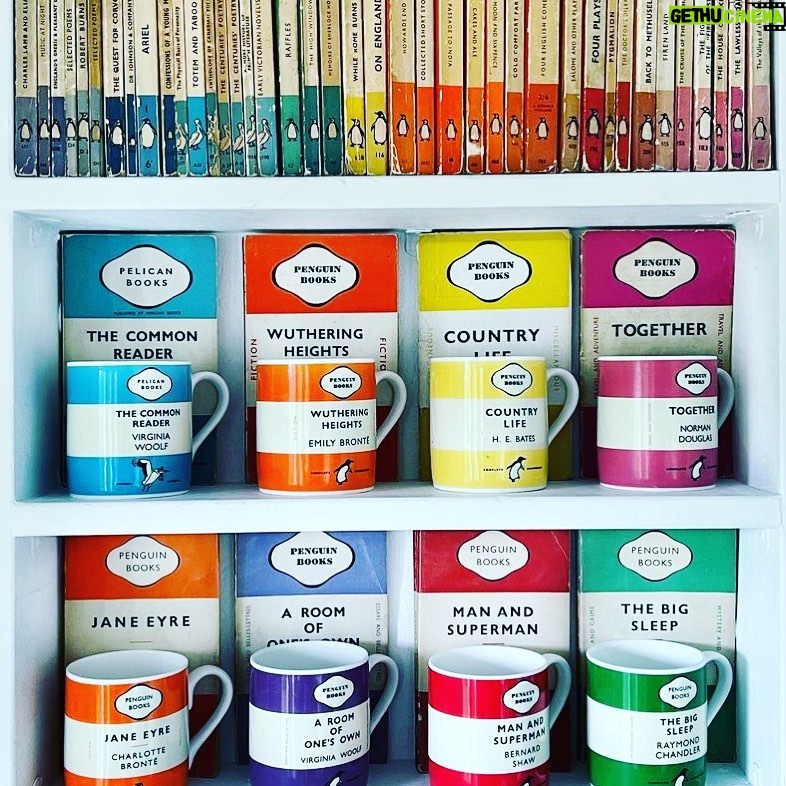 Elif Şafak Instagram - Have you ever wondered why so many book lovers also passionately love collecting tea / coffee mugs? I do that too… It’s a puzzle. #booksandcoffee #booksandmugs #mugcollection #mugsmugsmugs #booksarethebestgifts #booksandbooks (Photo via @places_and_books )📚📚📚 nedendir bilmem kitap koleksiyoncuları farkında bile olmadan kahve fincanı / kupa koleksiyoncuları oluveriyoruz seneler içinde… Sevdim bu fotoğrafı… #kitapseverler #kitapsevenler #okumakiyidir #okudumokuyorum