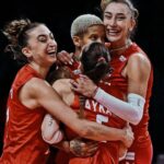Elif Şafak Instagram – They are champions!! Turkey’s women’s volleyball team achieving fantastic results against all odds—and deeply rooted patriarchal barriers—they are smashing glass ceilings and walls!! And the wonderful and peerless lionesses @lionesses in the UK and Spain’s fabulous women’s national football team standing firm in solidarity and sisterhood in the face of sexism and machismo… Massive respect to ALL women in all sports, changing the narrative, inspiring little girls everywhere. You are amazing!!! #lionesses #womeninsports #globalsisterhood #sisterhoodispowerful #sisterhoodisglobal 📚📚📚 Harikasınız @fileninsultanlarivb @ebrarkarakurt18 @handebaladin Her türlü engele ve yobazlığa rağmen harikalar yaratan #fileninsultanları İngiltere’de #lionesses İspanya’da ataerkilliğe en güzel cevabı dayanışmayla veren kadın futbol takımı… Sporcu kadınların sahada ve saha dışında verdikleri muhteşem mücadeleyi yürekten alkışlıyorum, sevgiyle takdirle #sporcukadınlar #melissavargas #fileninsultanları #fileninsultanlari